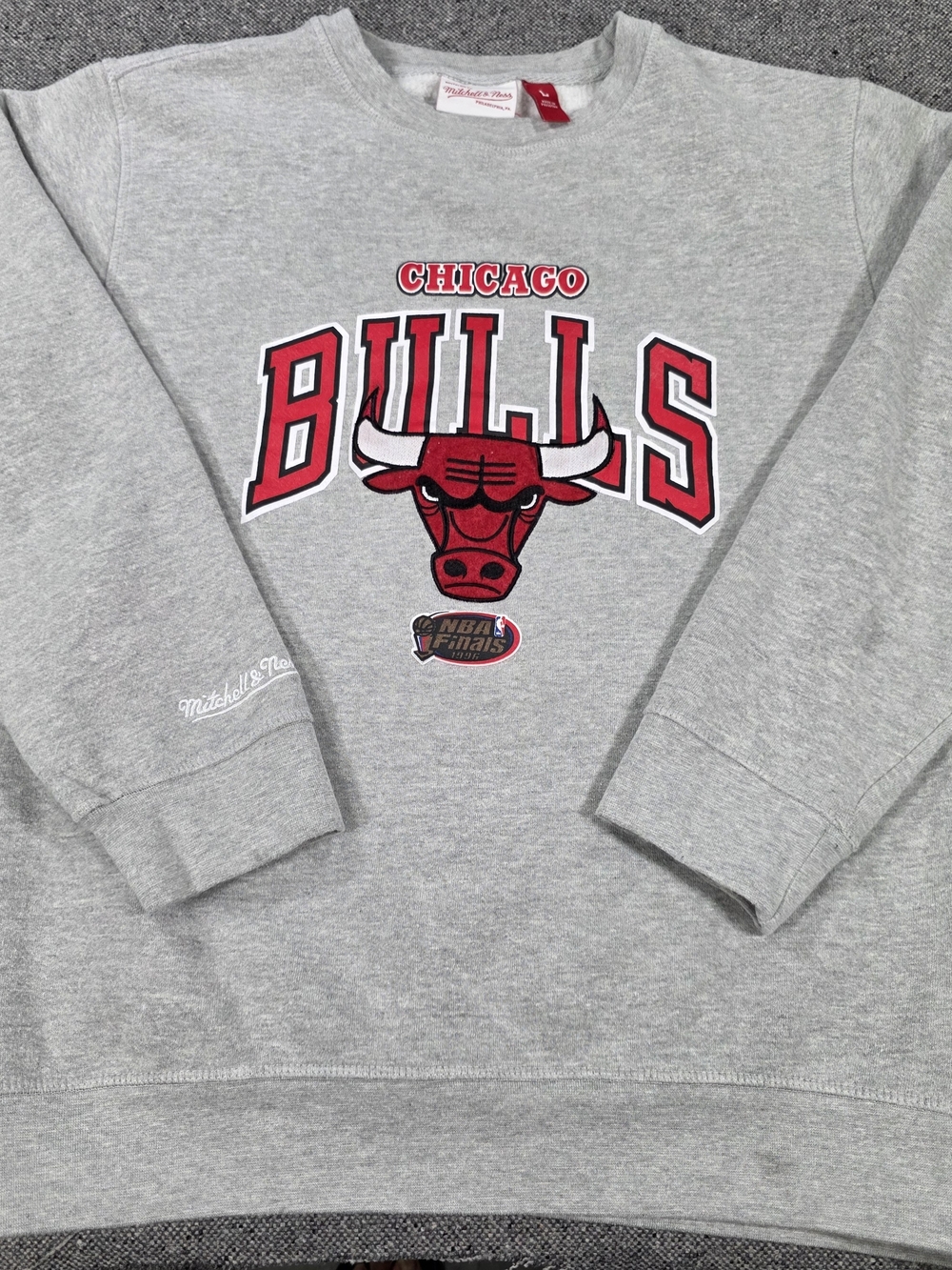Mitchell & Ness Chicago Bulls NBA Finals Champions Crewneck Sweatshirt Gray L